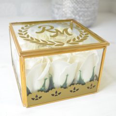 CASETA VERIGHETE PATRATA STICLA SI TRADAFIRI SAPUN CU INITIALE 2