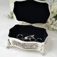 CASETA BIJUTERII METALICA LUCIOASA 3