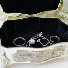 CASETA BIJUTERII METALICA LUCIOASA 4