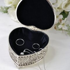 CASETA METALICA BIJUTERII INIMA LUCIOASA 3