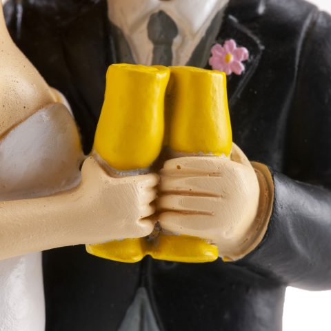 PAREJA DE BODA CON COPA Y Y BESO CM